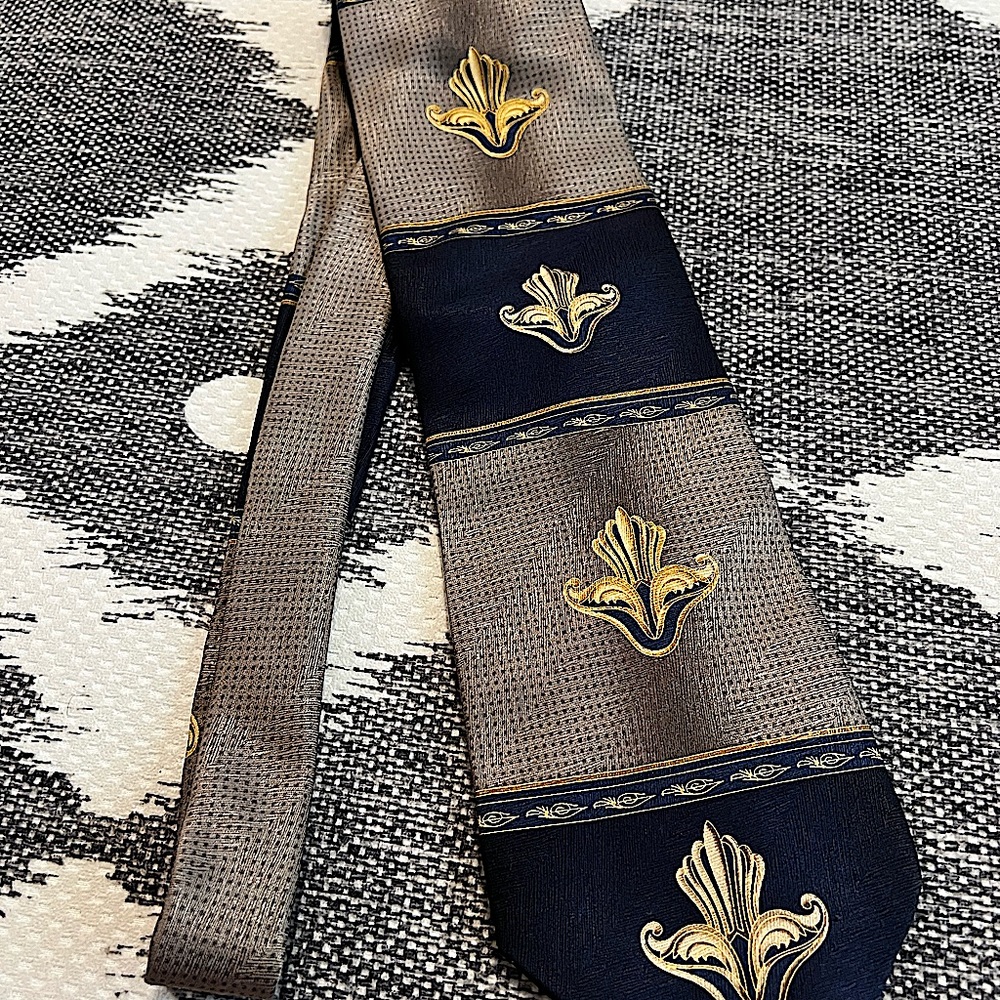 LINEA UOMO Tan and Navy tie, 100% SILK
